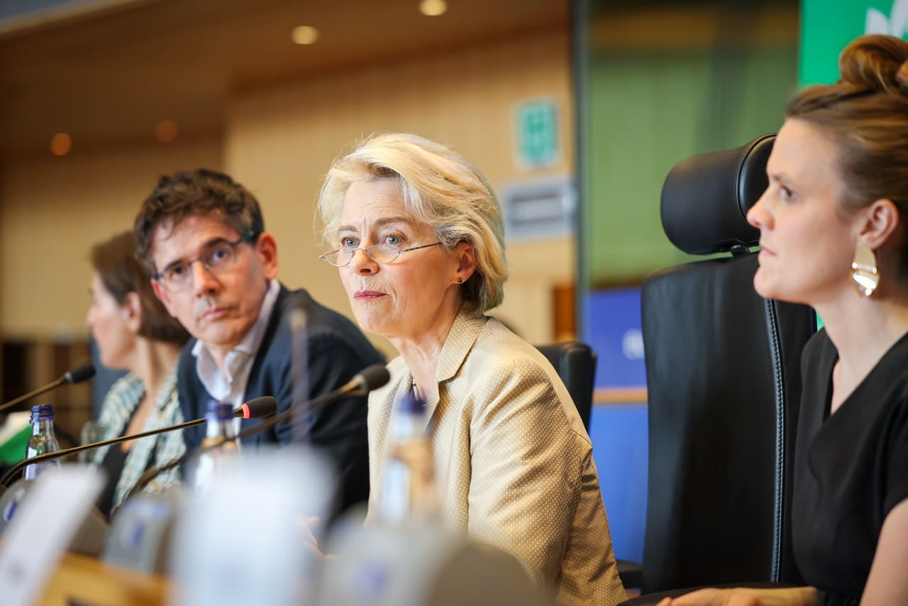 Afbeelding voor artikel: Von der Leyen onder vuur: Europees Parlement stemt over wantrouwen
