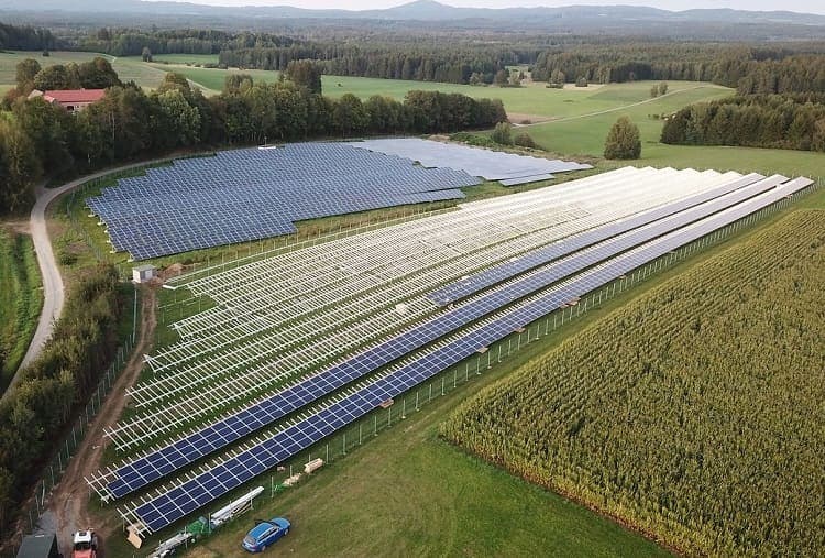 Afbeelding voor artikel: Windmolens en zonneparken verjagen Duitse boeren van landbouwgrond