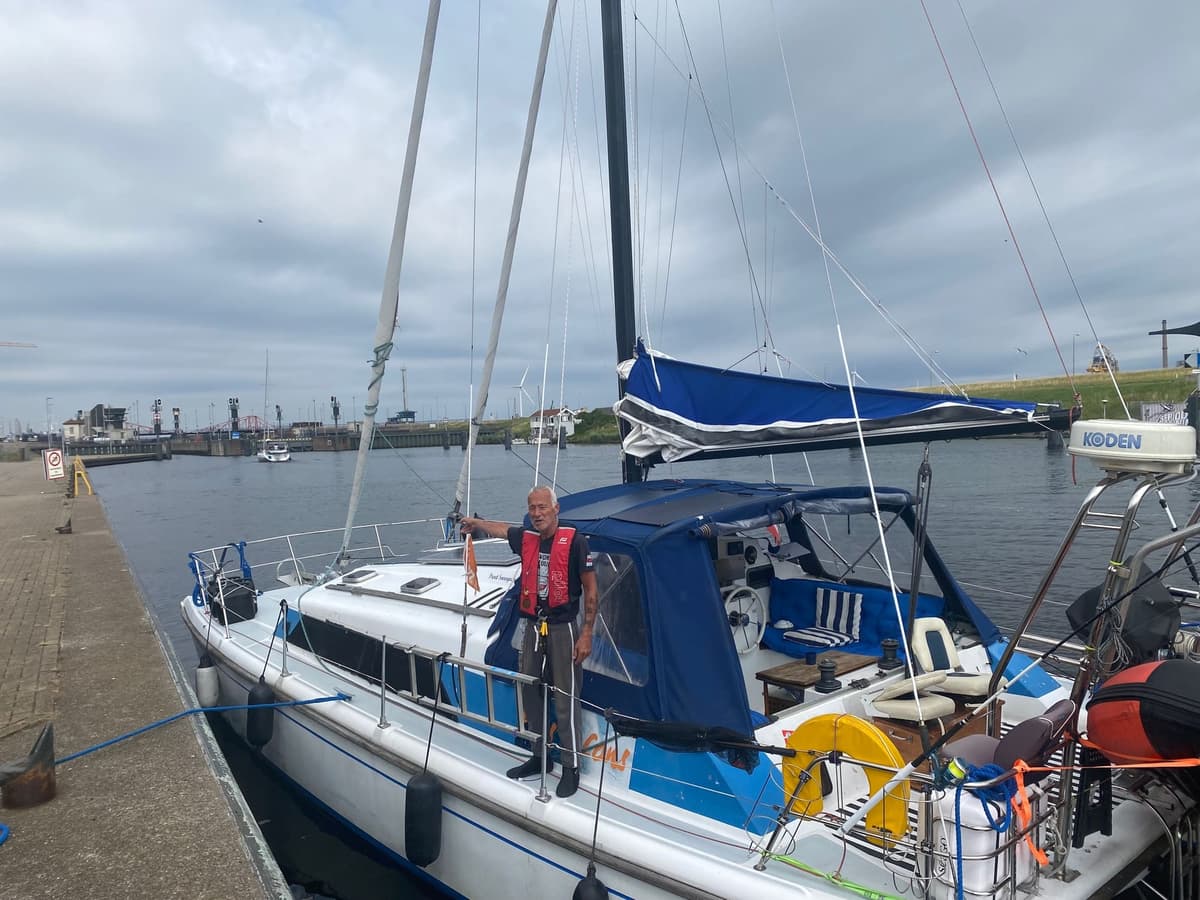 Afbeelding voor artikel: Wormer zeezeiler begint in catamaran aan solo-zeiltocht rond de wereld